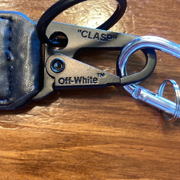 OFF-WHITE KEY CHAIN - Picture 3 of 7